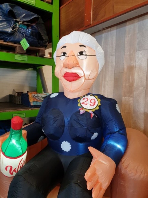 Indoor Sarah zittend op stoel 2,3m